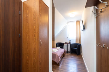 Pokój na poddaszu ze skosami – Hotel Stara Kuźnia w Kornatce koło Dobczyc