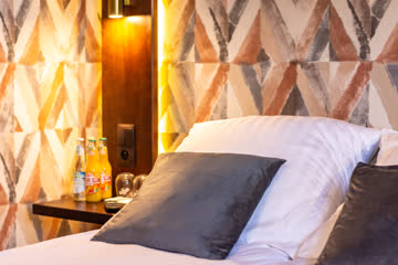 Łóżko z ozdobnym zagłówkiem – Hotel Stara Kuźnia w Kornatce koło Dobczyc