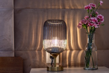 Lampa dekoracyjna z kwiatami – Hotel Stara Kuźnia w Kornatce koło Dobczyc