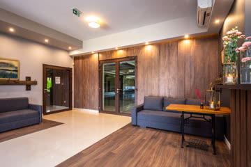 Salon hotelowy z wygodnymi sofami – Hotel Stara Kuźnia w Kornatce koło Dobczyc