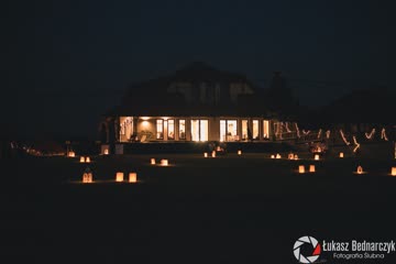 Restauracja Stara Kuźnia nocą, z lampionami w ogrodzie – Restauracja Stara Kuźnia w Kornatce koło Dobczyc