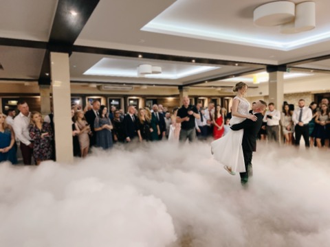 Pierwszy taniec pary młodej w blasku świateł – Restauracja Stara Kuźnia w Kornatce koło Dobczyc