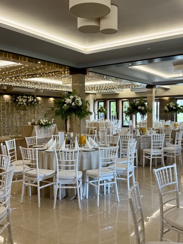 Taras restauracyjny z zielenią i girlandą świateł – Restauracja Stara Kuźnia w Kornatce koło Dobczyc