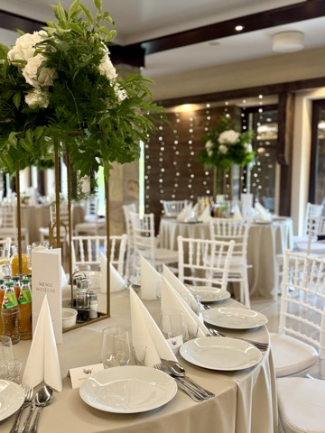 Stół prezydialny z podświetlaną dekoracją i białymi kwiatami – Restauracja Stara Kuźnia w Kornatce koło Dobczyc