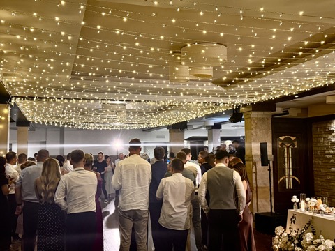 Nakrycie stołu z kieliszkami i świecami przy oknie – Restauracja Stara Kuźnia w Kornatce koło Dobczyc