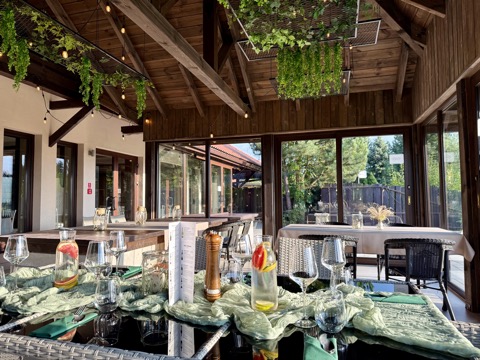 Stół prezydialny z neonowym napisem okolicznościowym – Restauracja Stara Kuźnia w Kornatce koło Dobczyc