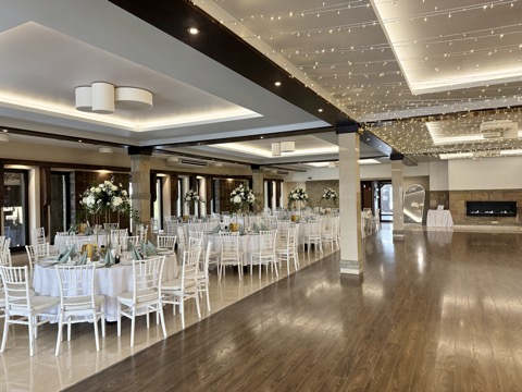 Sala bankietowa z girlandami świateł, widok ogólny – Restauracja Stara Kuźnia w Kornatce koło Dobczyc