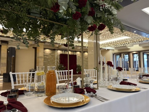 Nakrycie stołu ze świecami i czerwonymi różami z bliska – Restauracja Stara Kuźnia w Kornatce koło Dobczyc