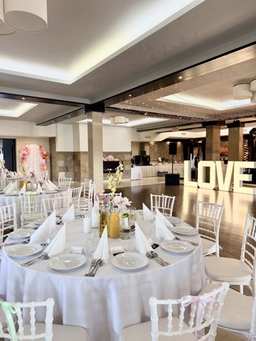 Sala bankietowa udekorowana w pastelowej kolorystyce – Restauracja Stara Kuźnia w Kornatce koło Dobczyc
