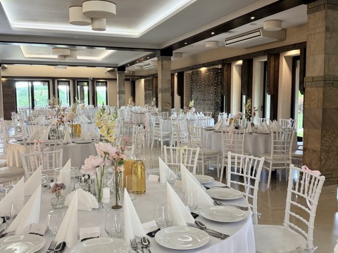 Sala bankietowa w pastelowej kolorystyce, widok ogólny – Restauracja Stara Kuźnia w Kornatce koło Dobczyc