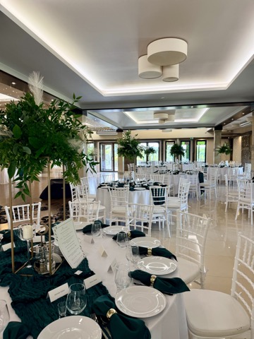 Parkiet taneczny z kompozycjami zieleni – Restauracja Stara Kuźnia w Kornatce koło Dobczyc